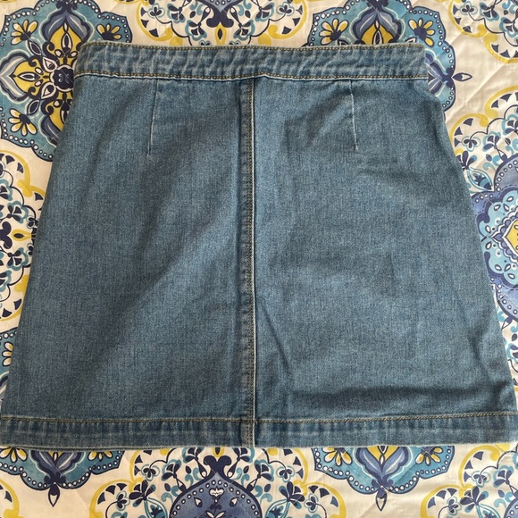 NWOT BRANDY MELVILLE MEDIUM WASH BUTTON UP SKIRT! - Picture 5 of 5